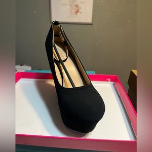 Black wedges